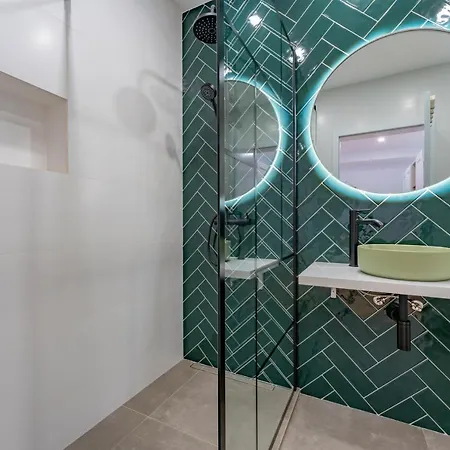 Flh Spacious With Balcony شقة *