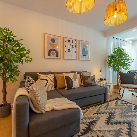 Flh Spacious With Balcony * 푼샬