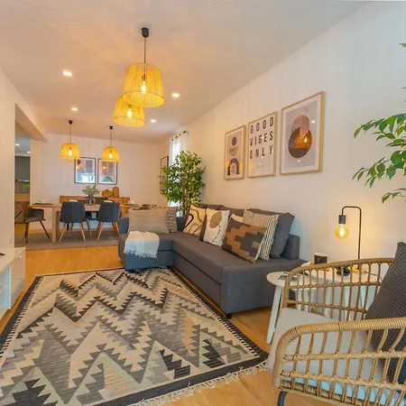 Flh Spacious With Balcony Apartmán